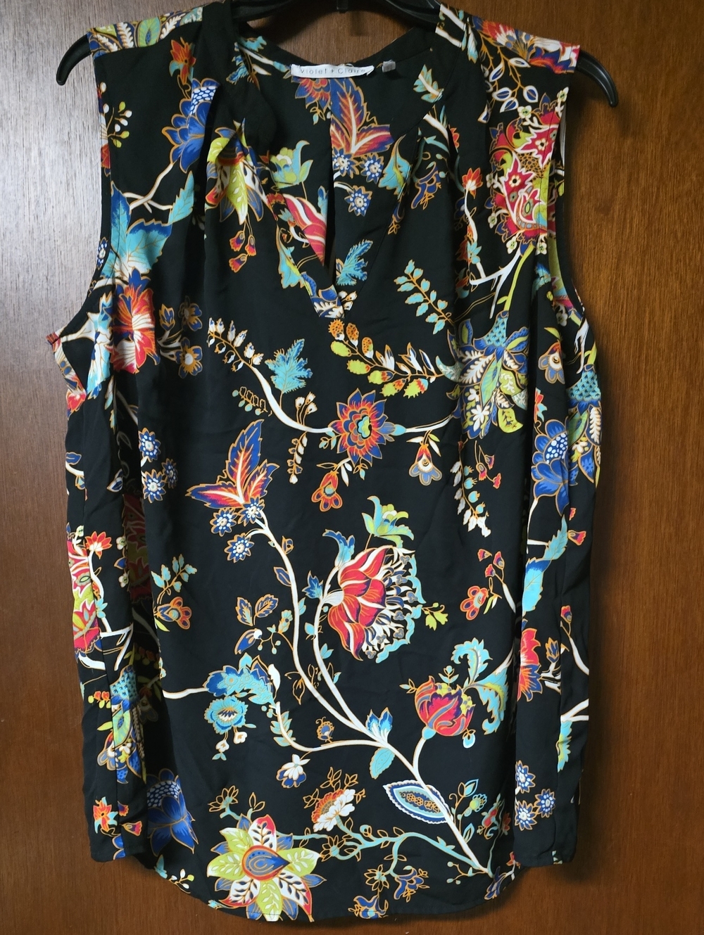 Violet & Claire Black Sleeveless Floral V-Neck Camisole with Multicolor Print